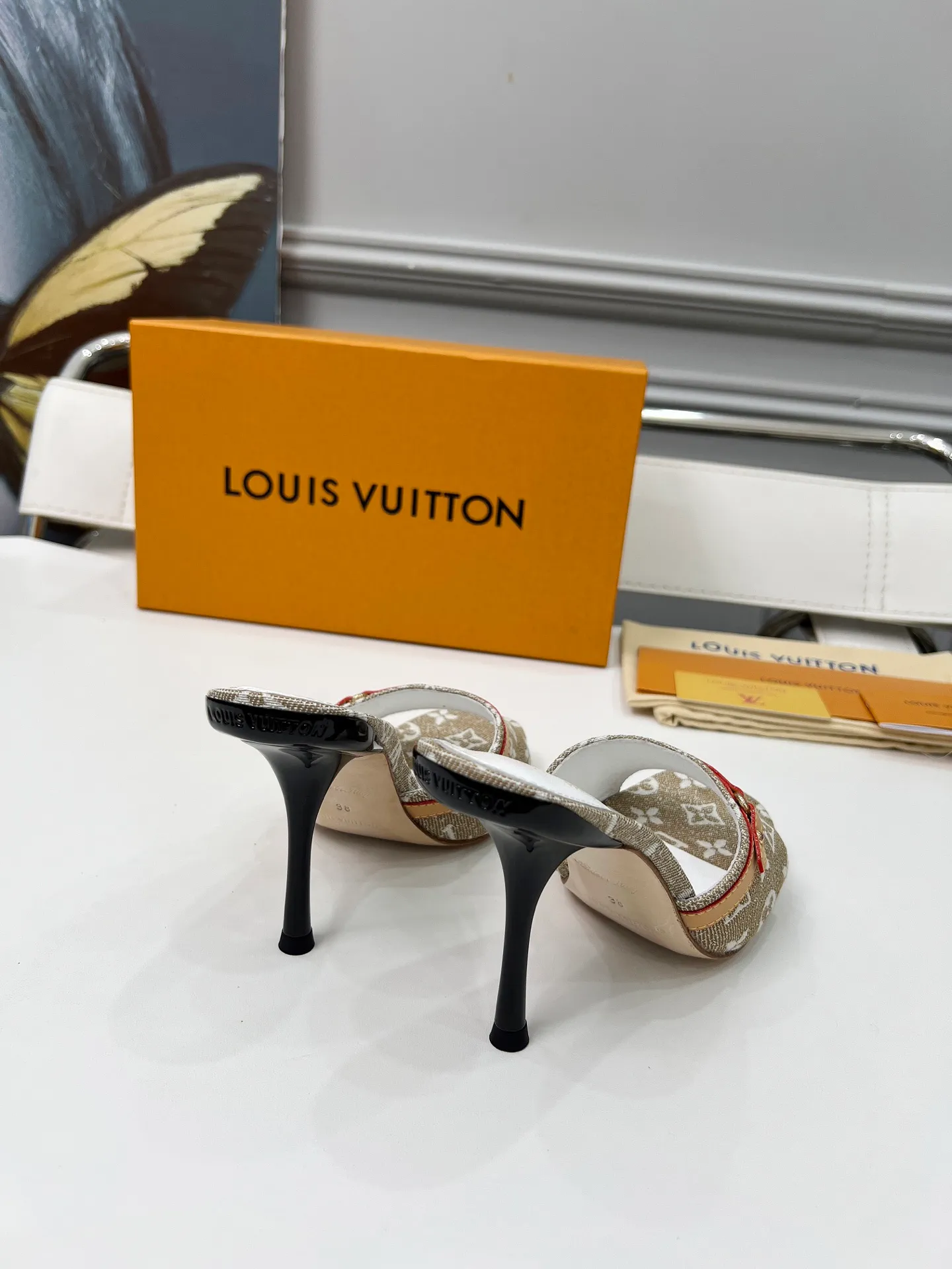 👟👟Ex-factory price 440👟👟 LV new denim kitten heel slippers 2025 summer must-have for goddesses, original replica, super comfortable on the feet. Show off the queen's temperament, the heel height is 9.5CM, which shows your temperament without being tiring. Leather outsole. Standard code: 35-42 (41 and 42 codes are customized, non-returnable and non-exchangeable)